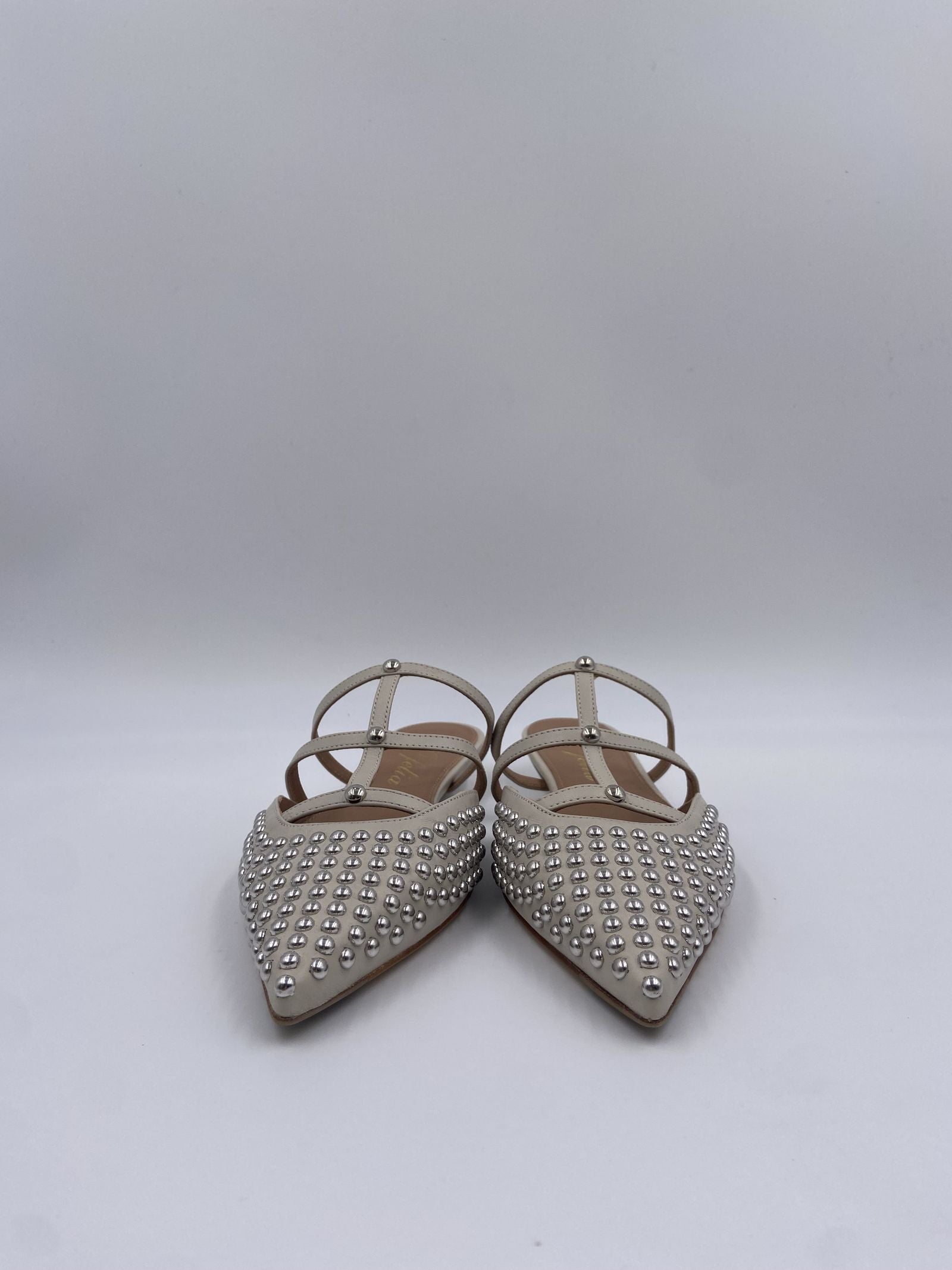 Scarpa bassa aperta con borchie - Ofelia 2569 LATTE OFELIA 
