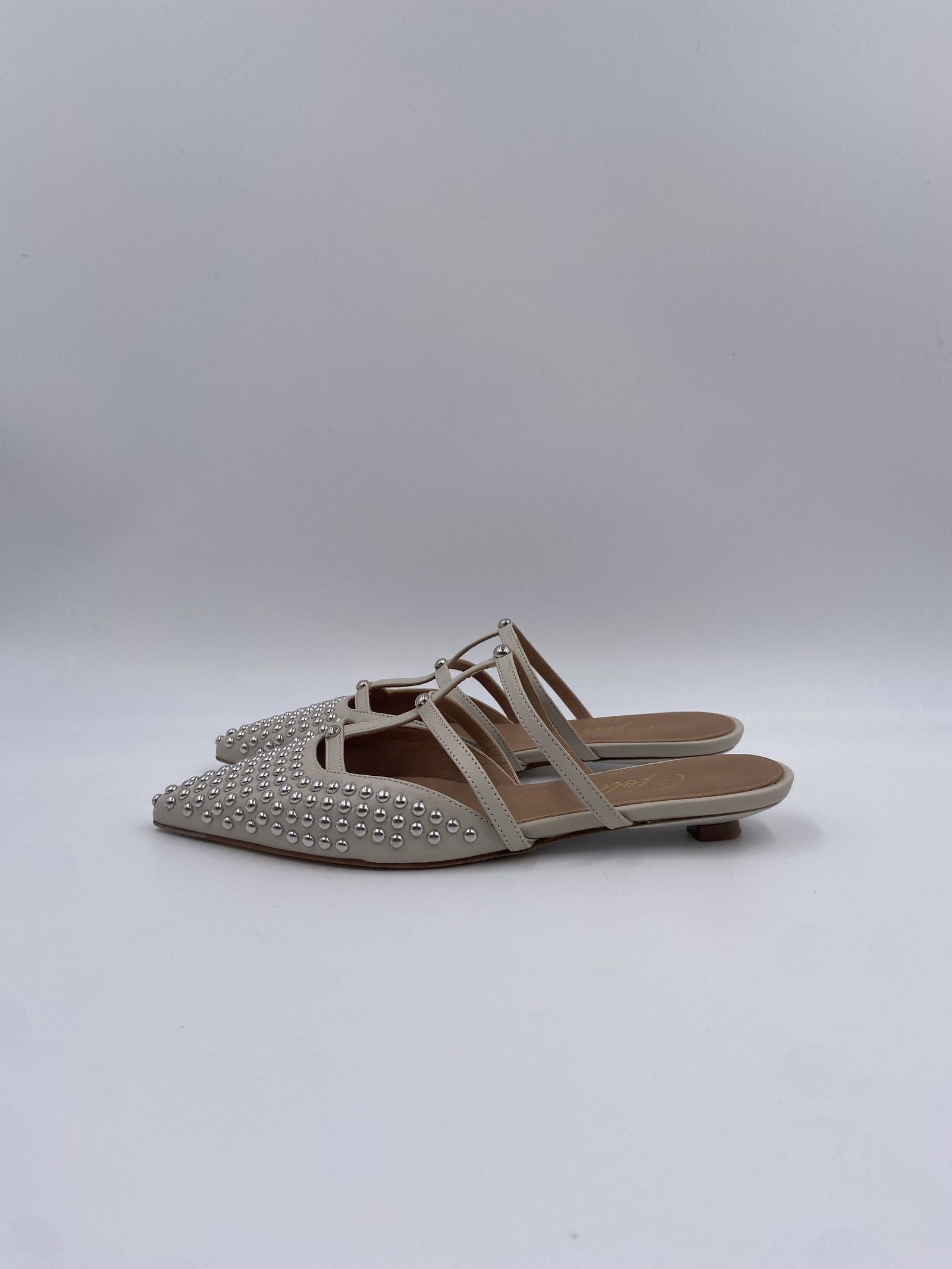 Scarpa bassa aperta con borchie - Ofelia 2569 LATTE OFELIA 