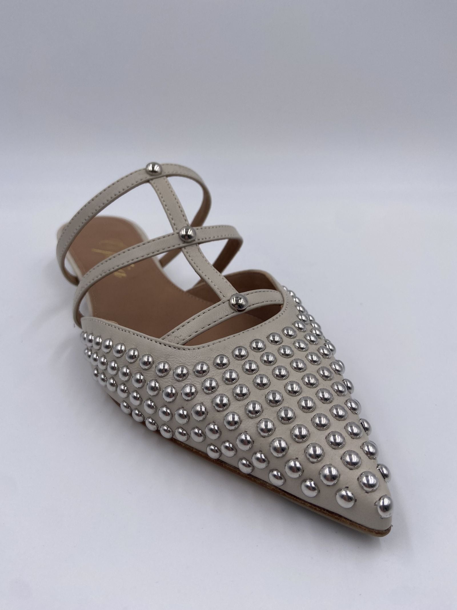 Scarpa bassa aperta con borchie - Ofelia 2569 LATTE OFELIA 