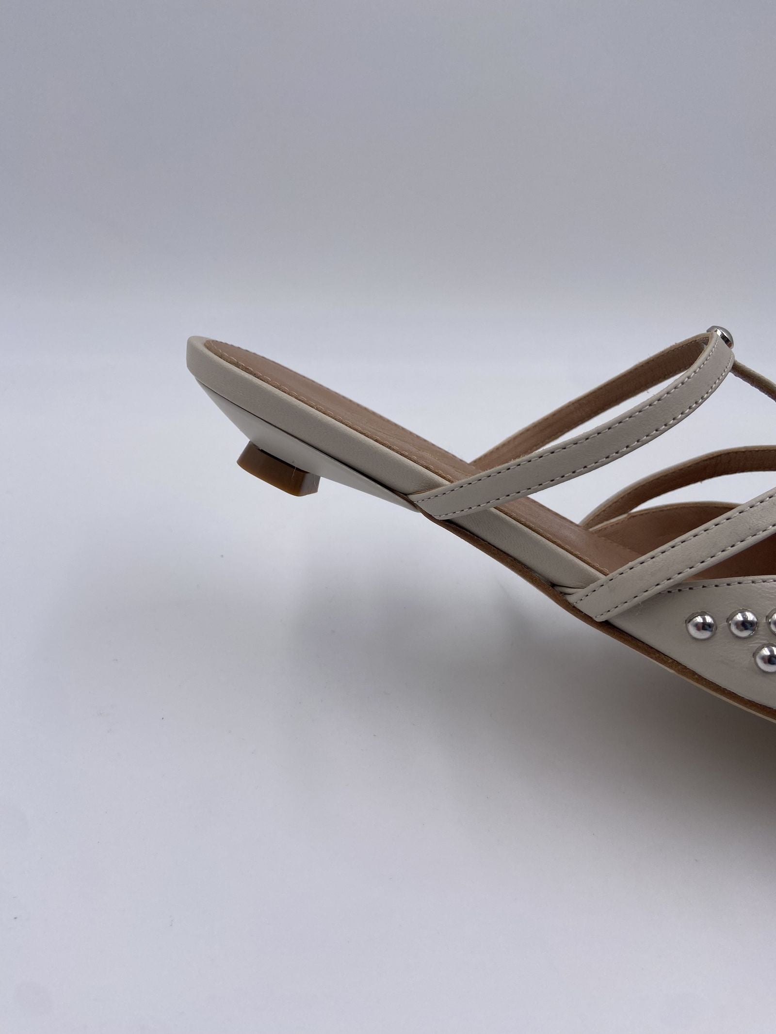 Scarpa bassa aperta con borchie - Ofelia 2569 LATTE OFELIA 