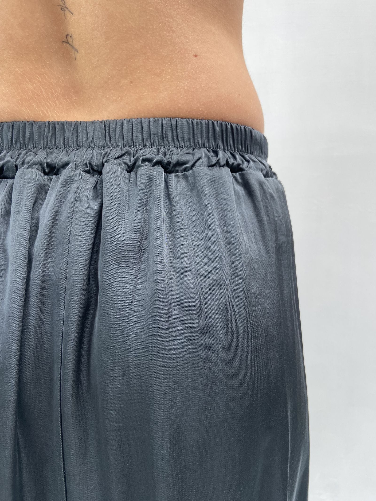 Gonna lunga satinata con elastico in vita 8078 GRIGIO OFELIA 