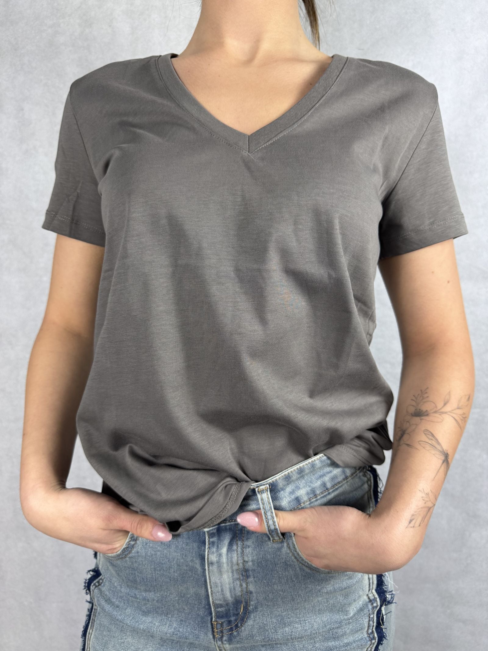 T-shirt basica scollo a V L5560 FUMO OFELIA 