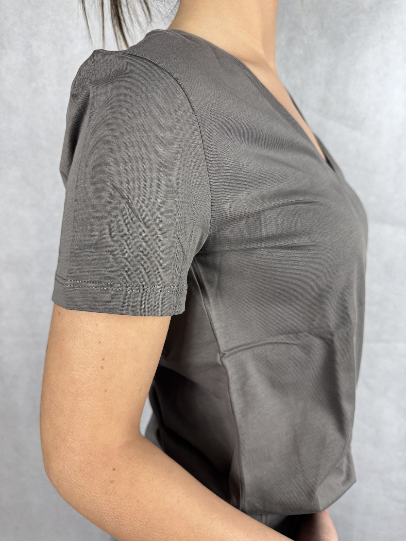 T-shirt basica scollo a V L5560 FUMO OFELIA 
