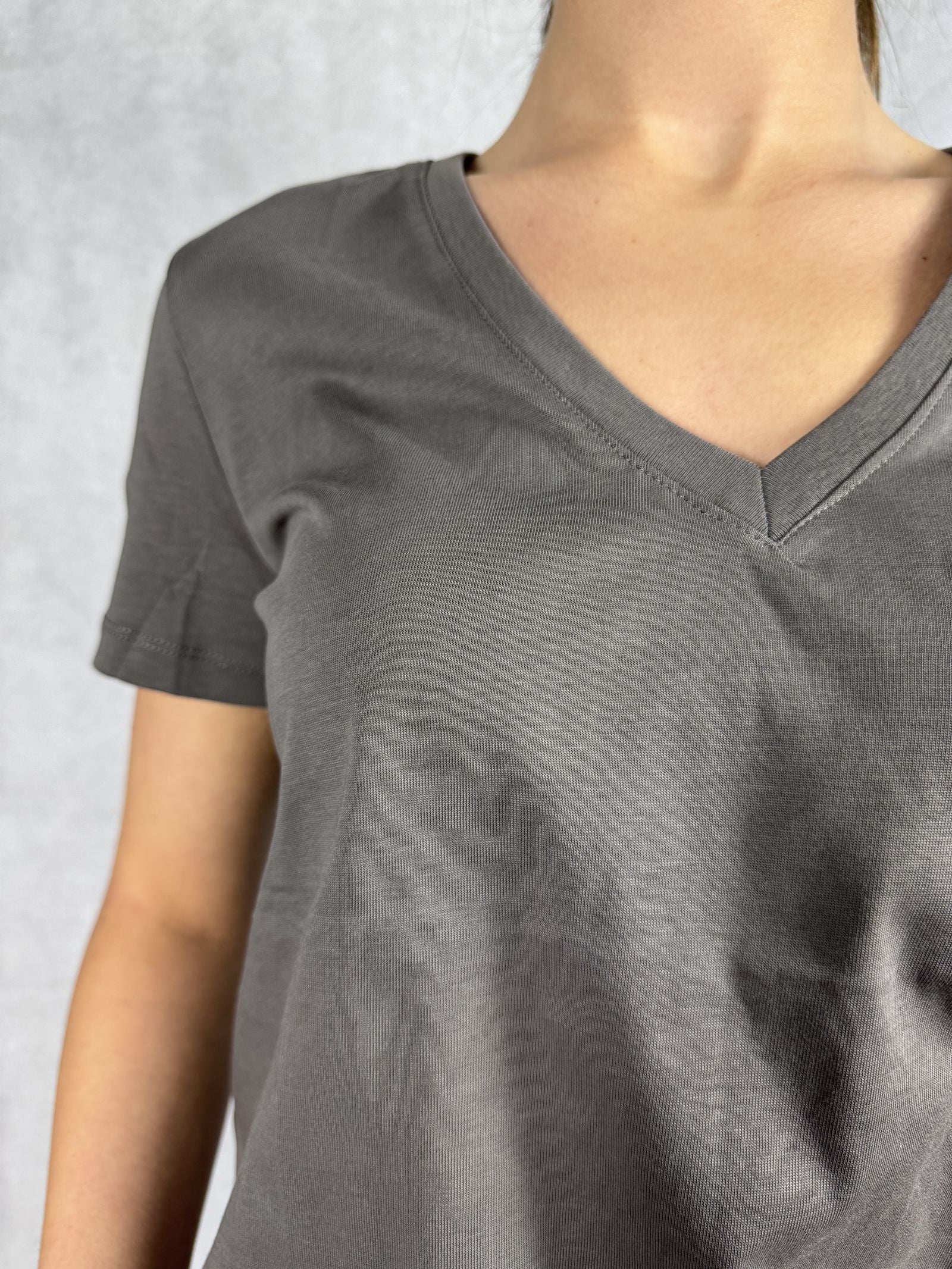 T-shirt basica scollo a V L5560 FUMO OFELIA 