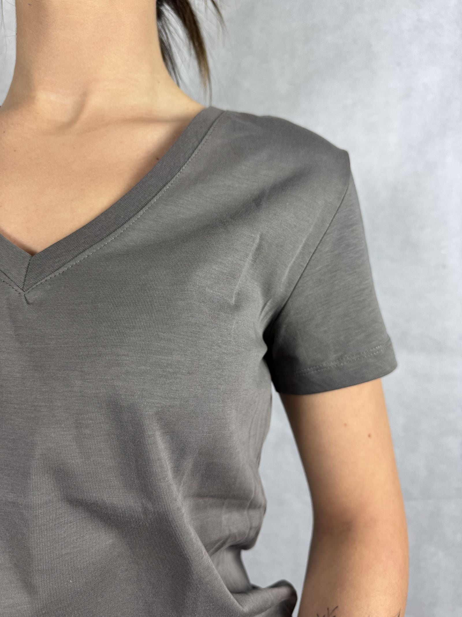 T-shirt basica scollo a V L5560 FUMO OFELIA 