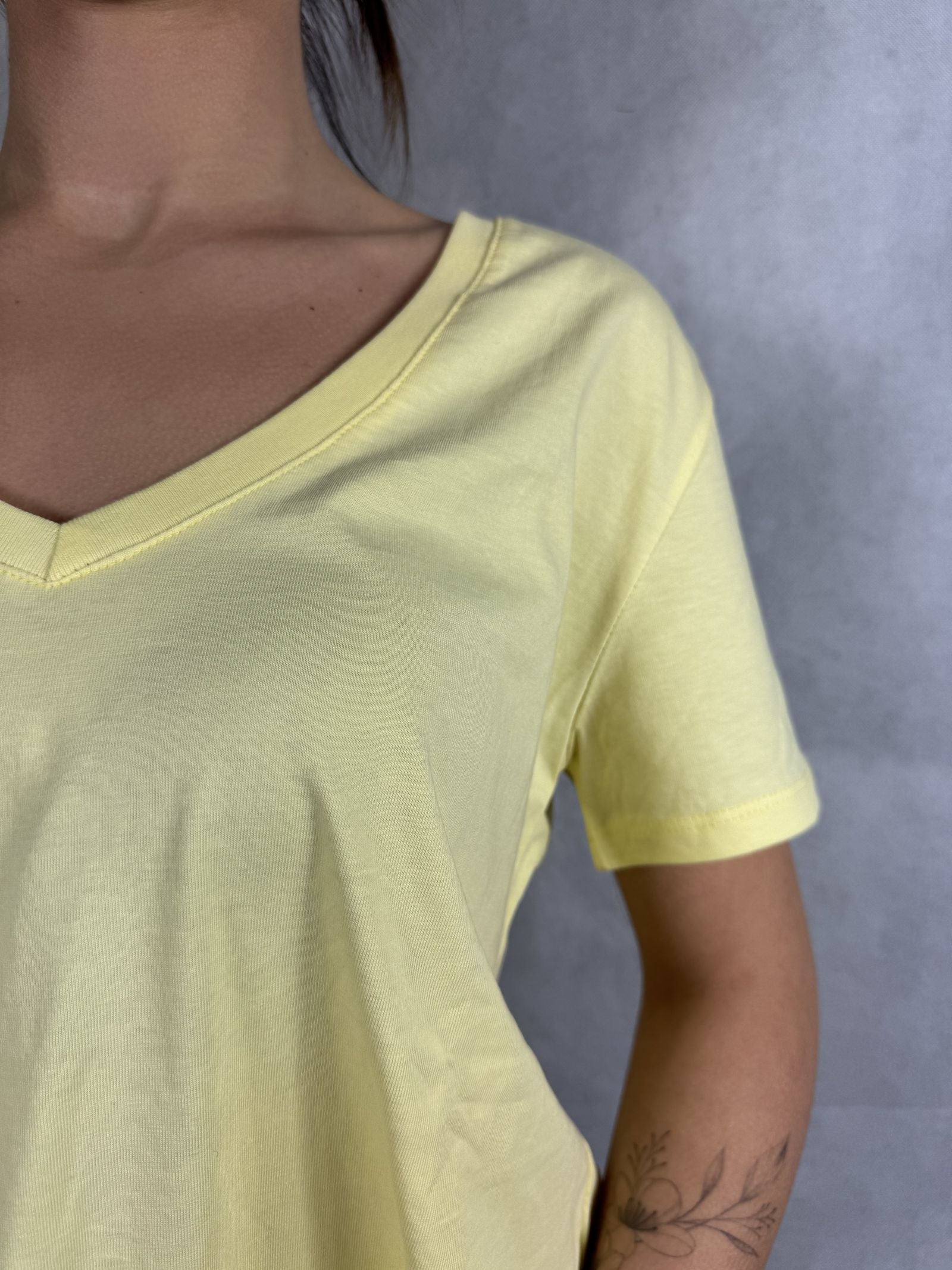 T-shirt basica scollo a V L5560 GIALLO OFELIA 