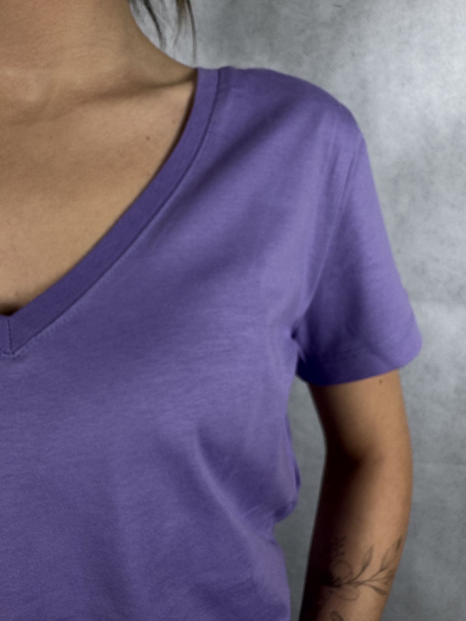 T- shirt basica scollo a V L5560 LILLA OFELIA 
