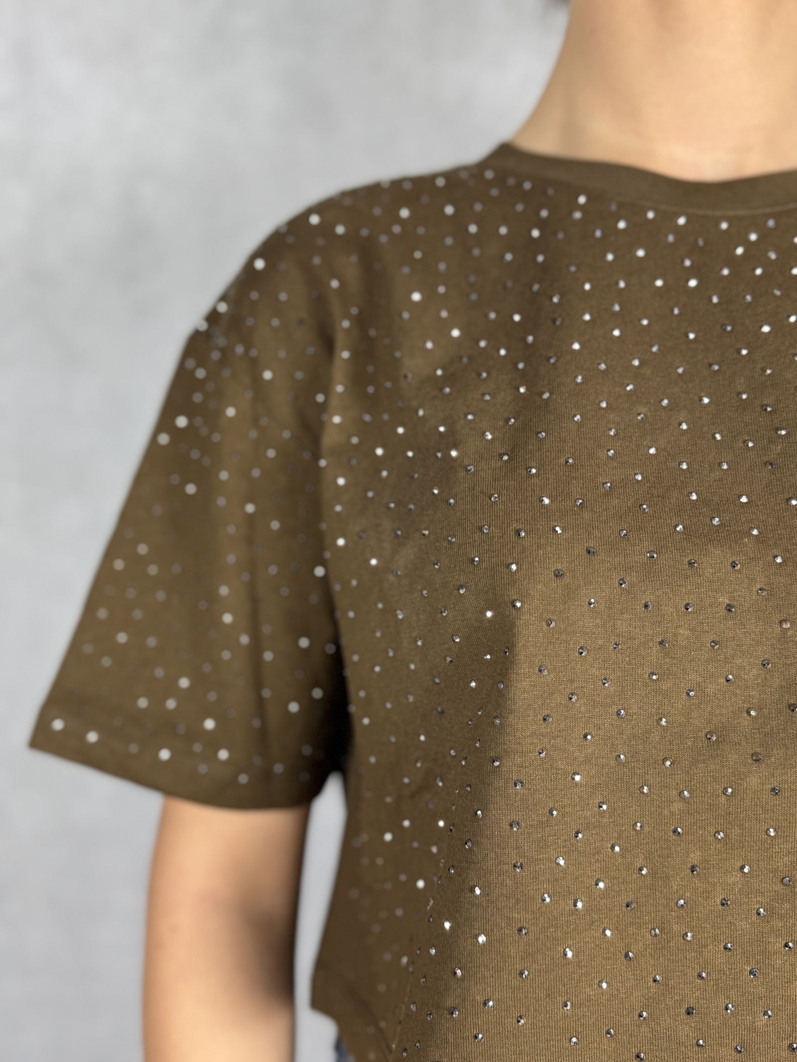 T- shirt girocollo con strass L8586 CIOCCOLATO OFELIA 