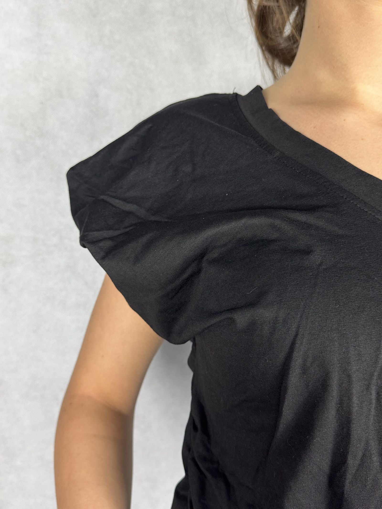 T- shirt scollo a V con manica a sbuffo OY6199 NERO OFELIA 