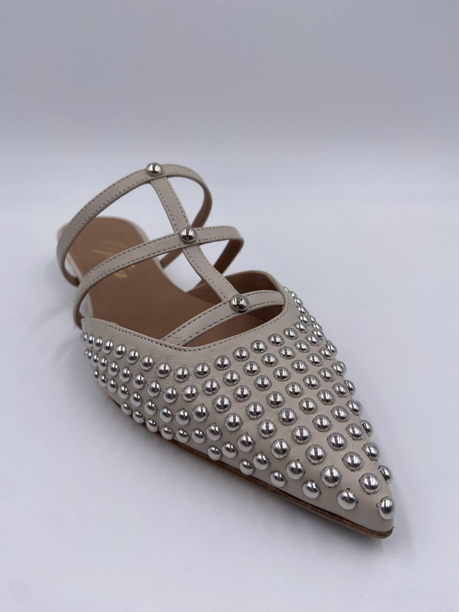 Scarpa bassa aperta con borchie 2569 LATTE OFELIA 