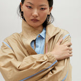 Trench beige con bordini