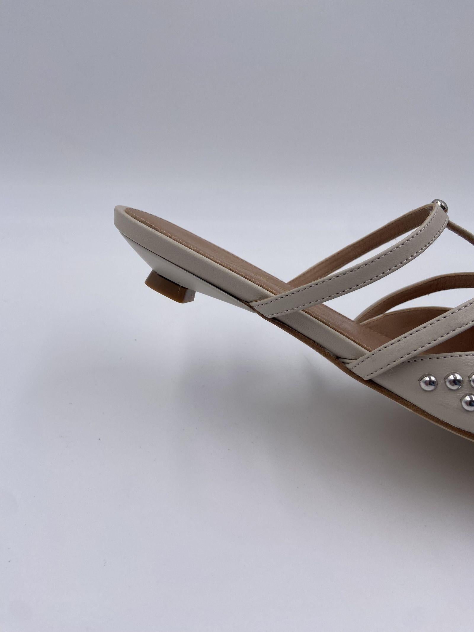 Scarpa bassa aperta con borchie 2569 LATTE OFELIA 