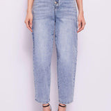 Jeans carrot con bottoni
