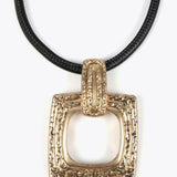 Collana dorata con laccio nero