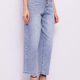 Jeans carrot con bottoni