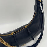 Borsa a spalla in pelle bottolata con catena