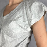 T- shirt scollo a V con manica a sbuffo