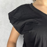 T- shirt scollo a V con manica a sbuffo