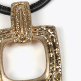Collana dorata con laccio nero