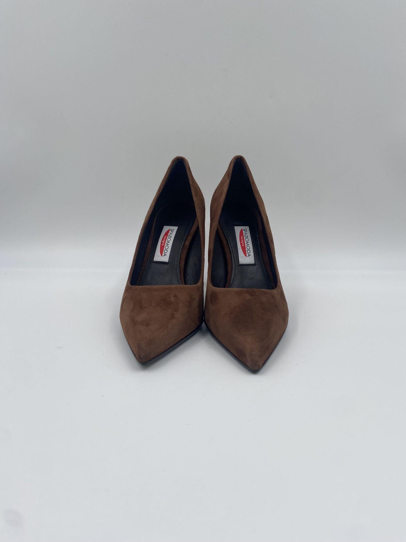 Dècolletè in pelle scamosciata 2470 CIOCCOLATO SPAZIO MODA 