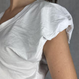 T- shirt scollo a V con manica a sbuffo