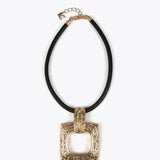 Collana dorata con laccio nero
